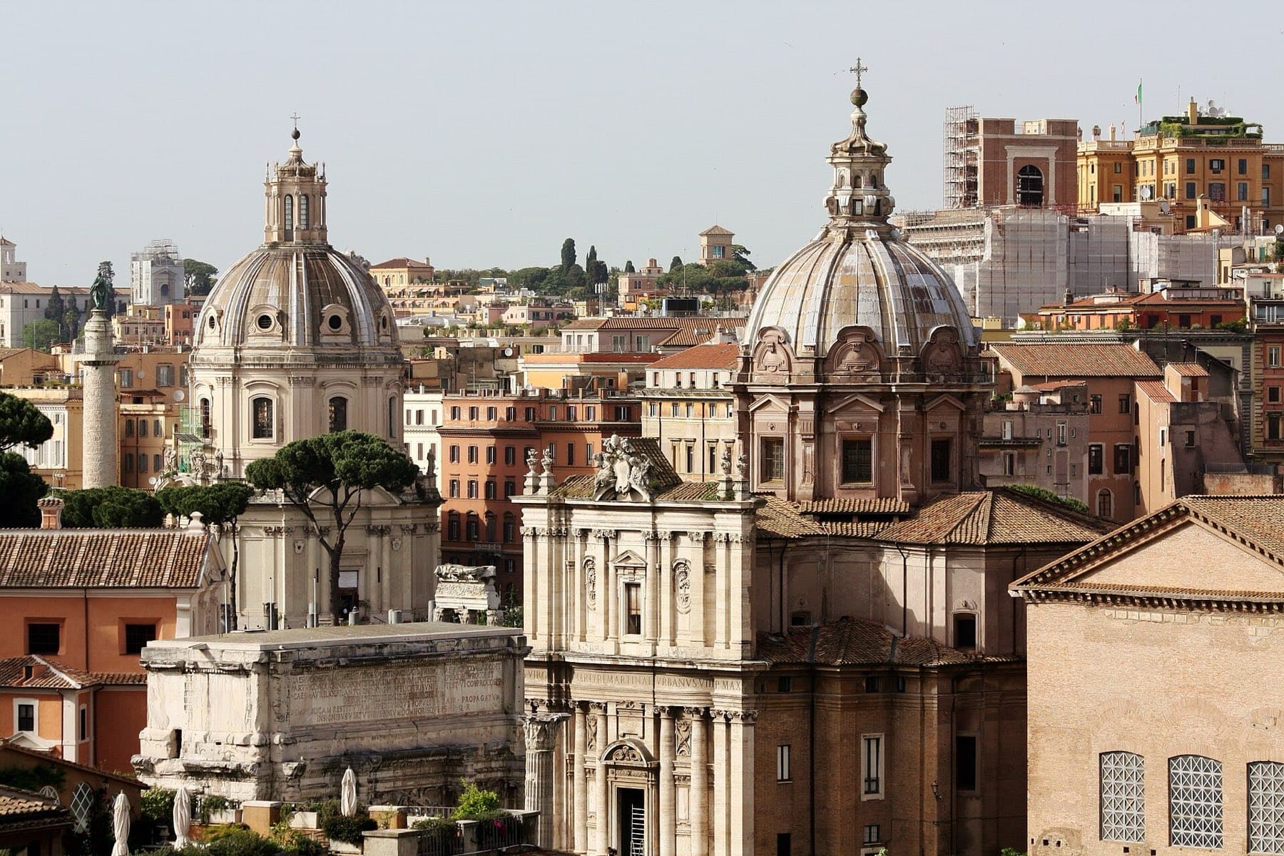 Cúpulas e telhados do centro histórico de Roma vistos de cima, no fim da tarde